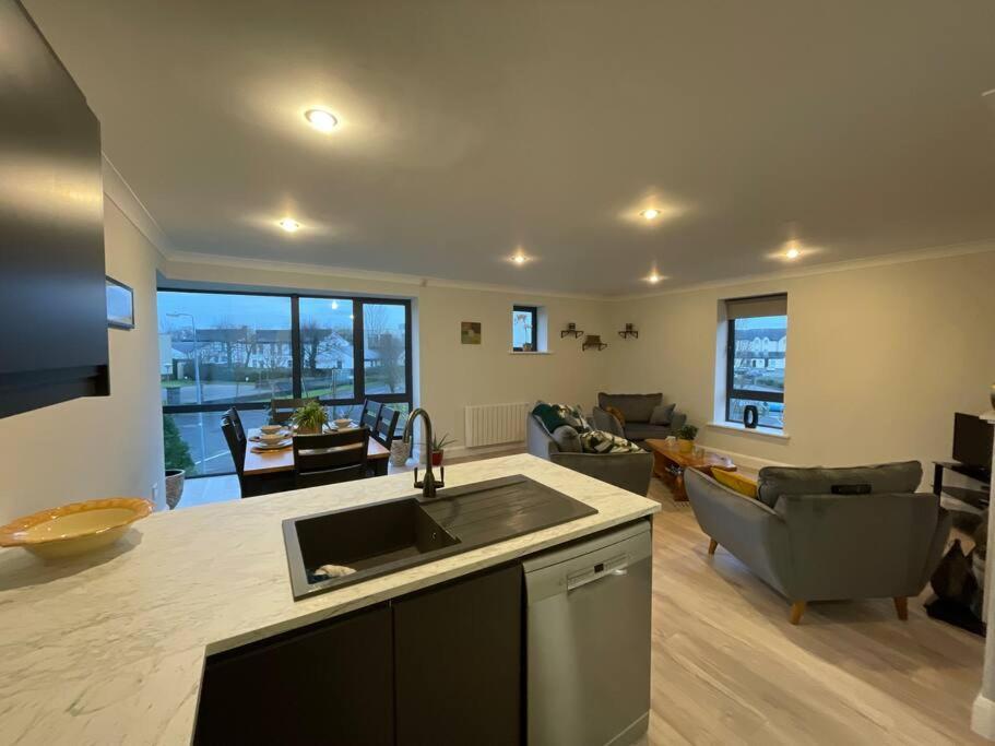 Entire Apartment , Centre Carrick-On-Shannon ภายนอก รูปภาพ